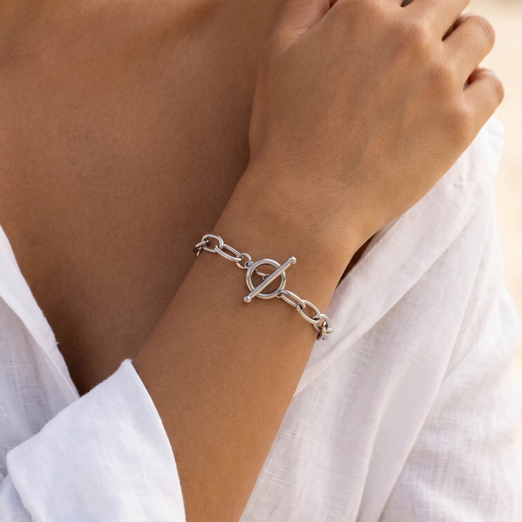 Silberfarbenes Damen Knebelverschluss Armband  am Handgelenk eines Models getragen.