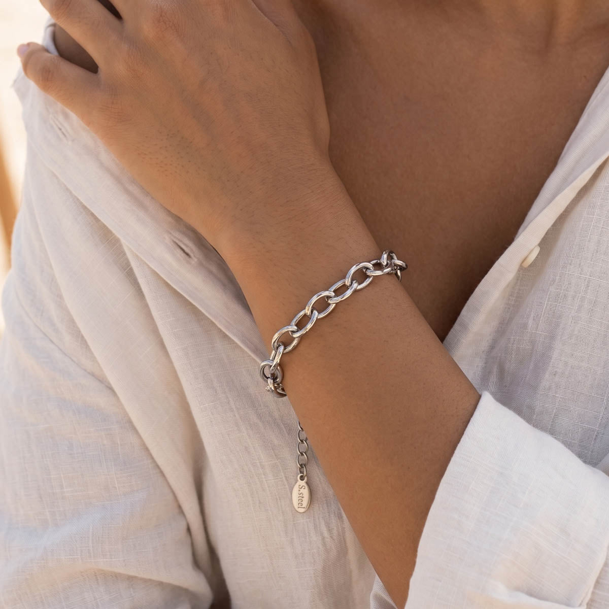 Silberfarbenes Damen Glieder Armband  am Handgelenk eines Models getragen.