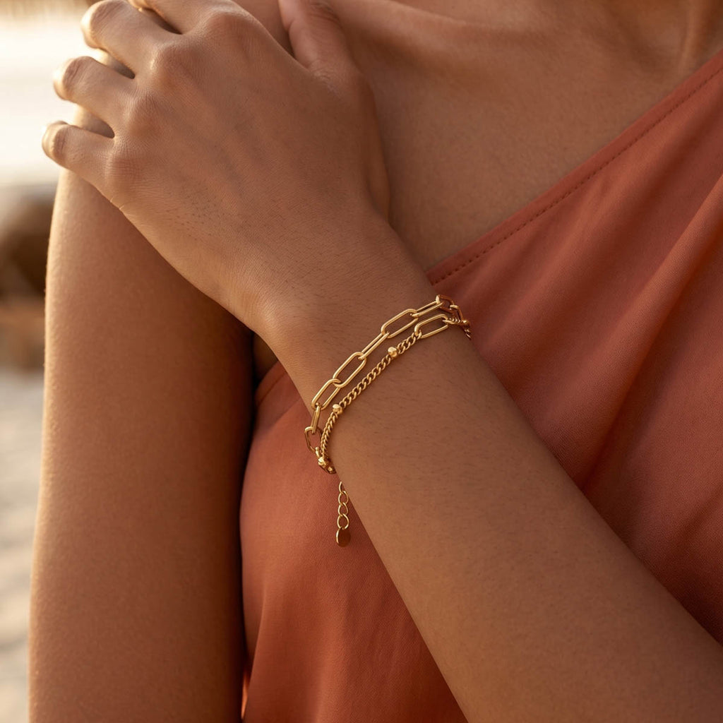 Goldfarbenes Damen Armband am Handgelenk eines Models getragen.