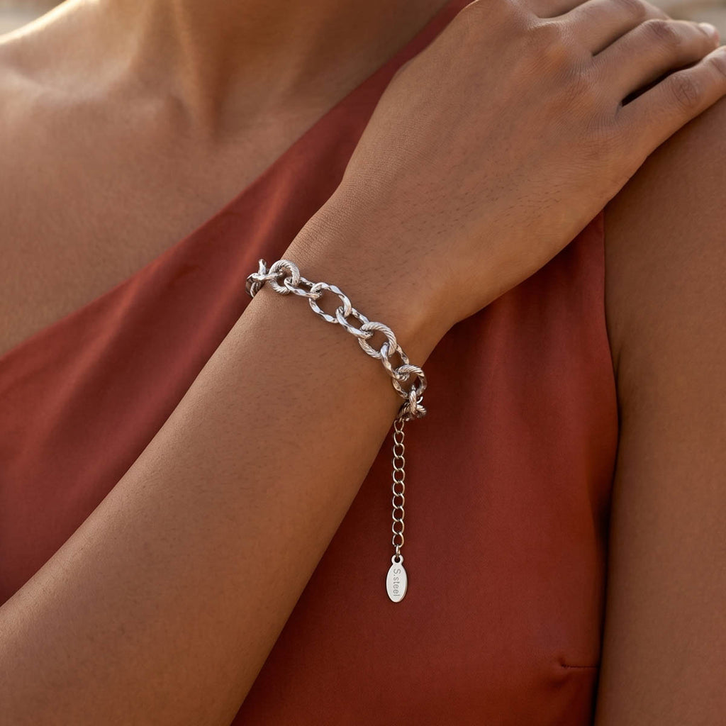 Silberfarbenes Damen Armband am Handgelenk eines Models getragen.