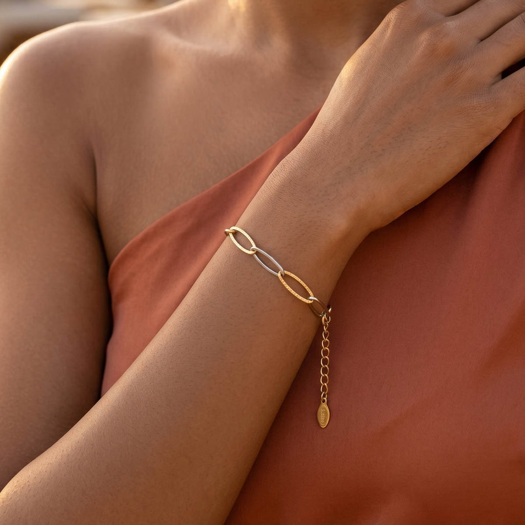 Goldfarbenes Damen Armband am Handgelenk eines Models getragen.