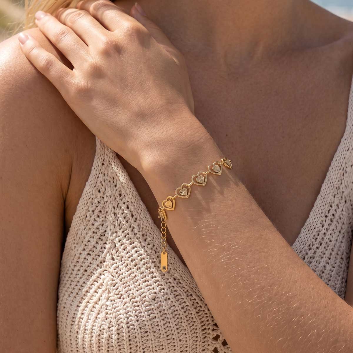 Damen Herz Armband Armkette am Handgelenk eines Models getragen.