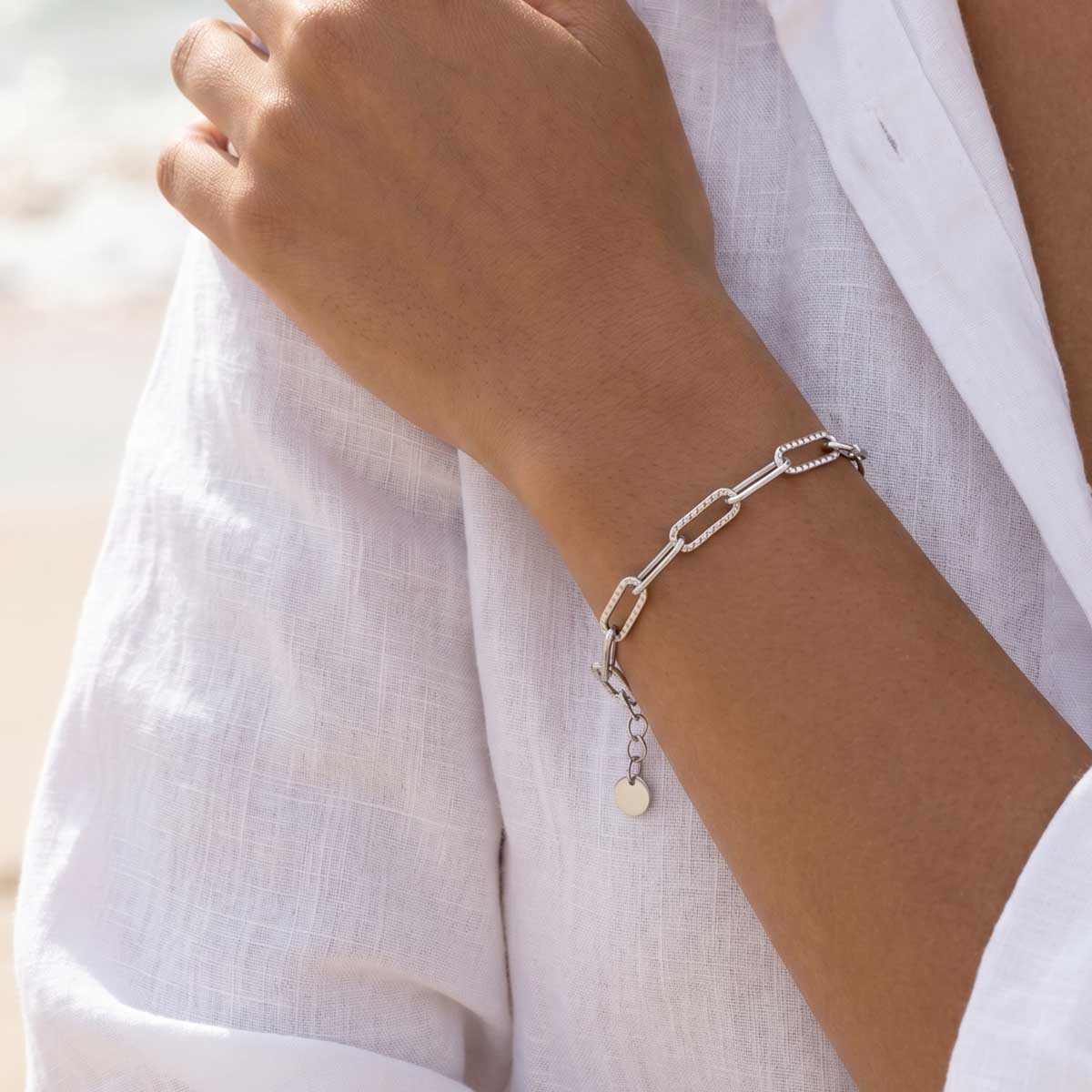 Silberfarbenes Damen Glieder Armband am Handgelenk eines Models getragen.