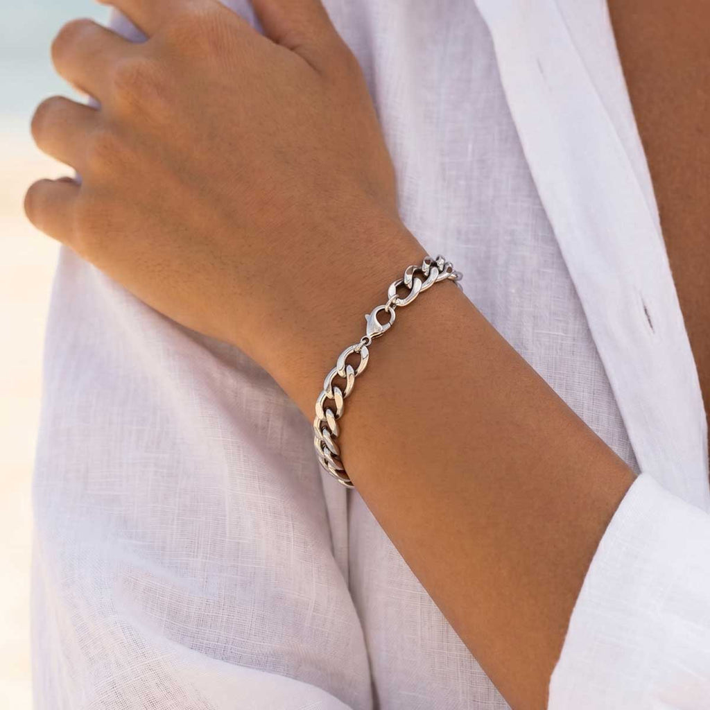 Silberfarbenes Damen Ketten Armband am Handgelenk eines Models getragen.