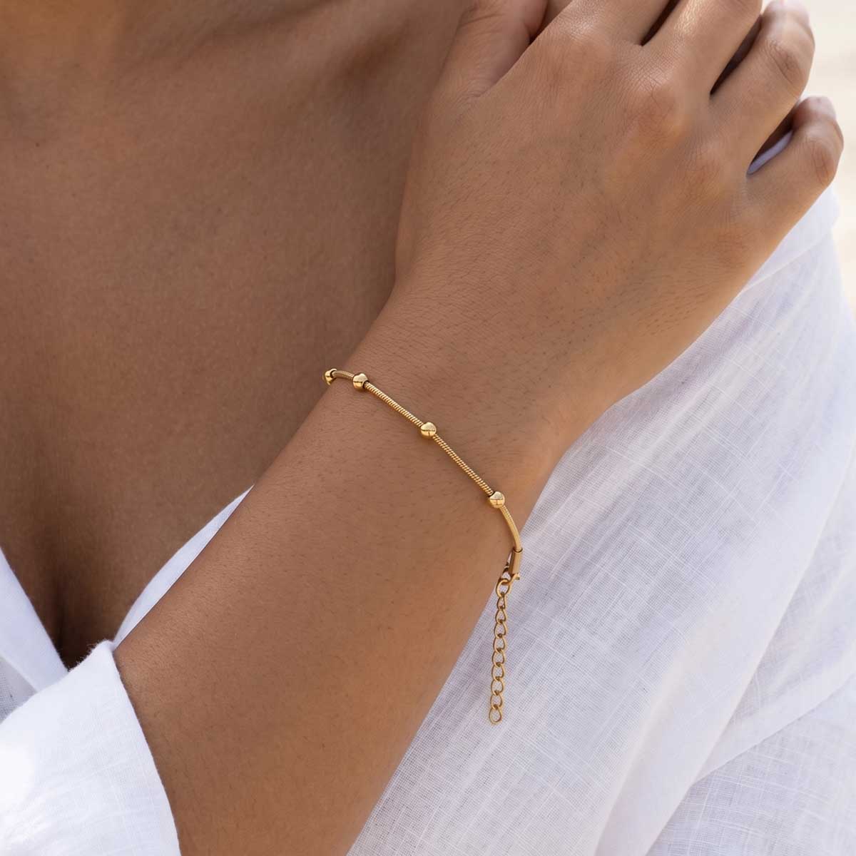 Damen Armband am Handgelenk eines Models getragen.
