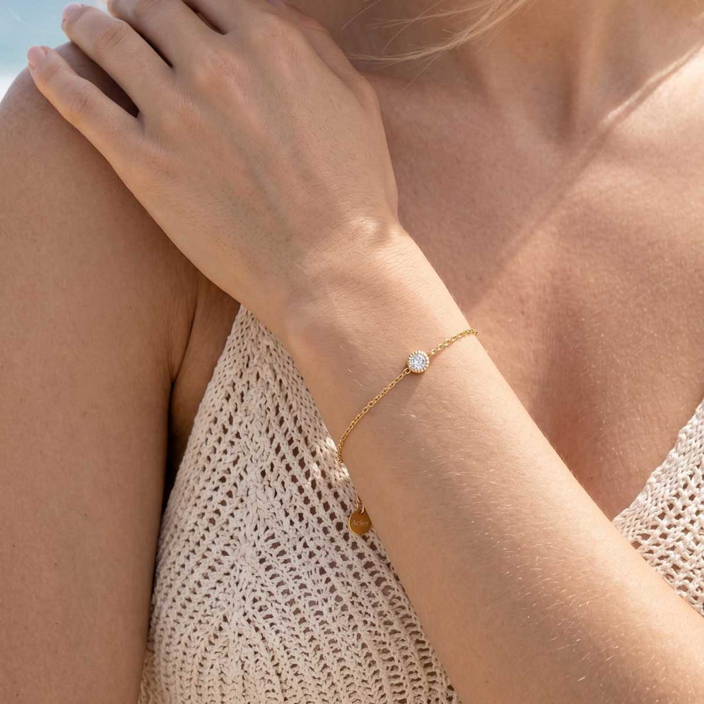 Goldfarbenes Damen Zirkonia Armband Armkette am Handgelenk eines Models getragen.