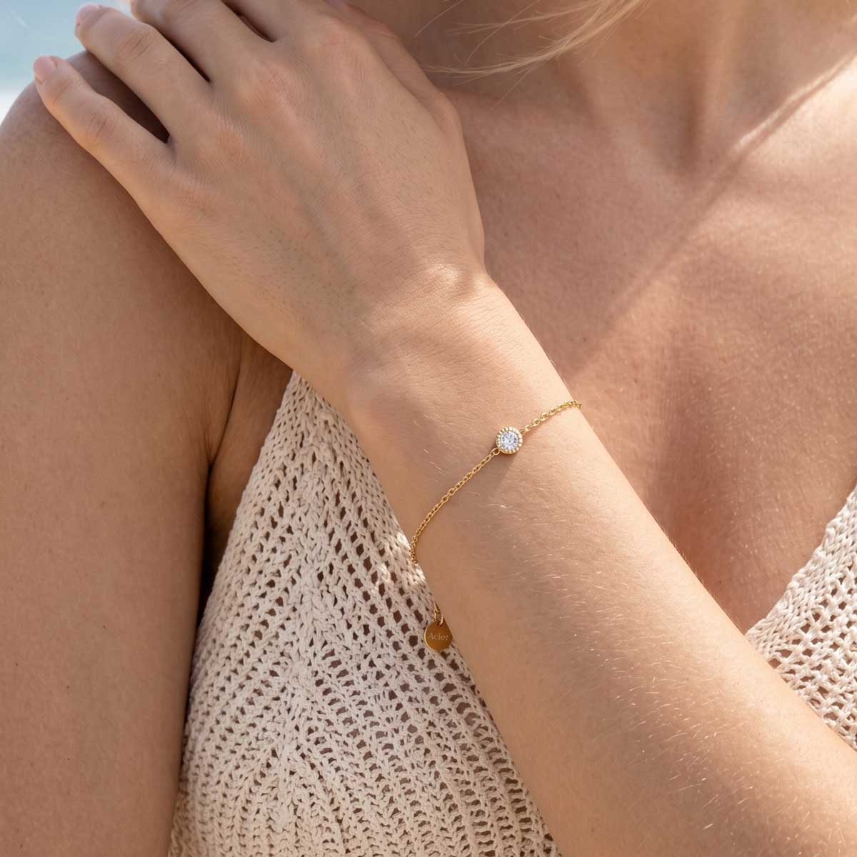 Goldfarbenes Damen Zirkonia Armband Armkette am Handgelenk eines Models getragen.