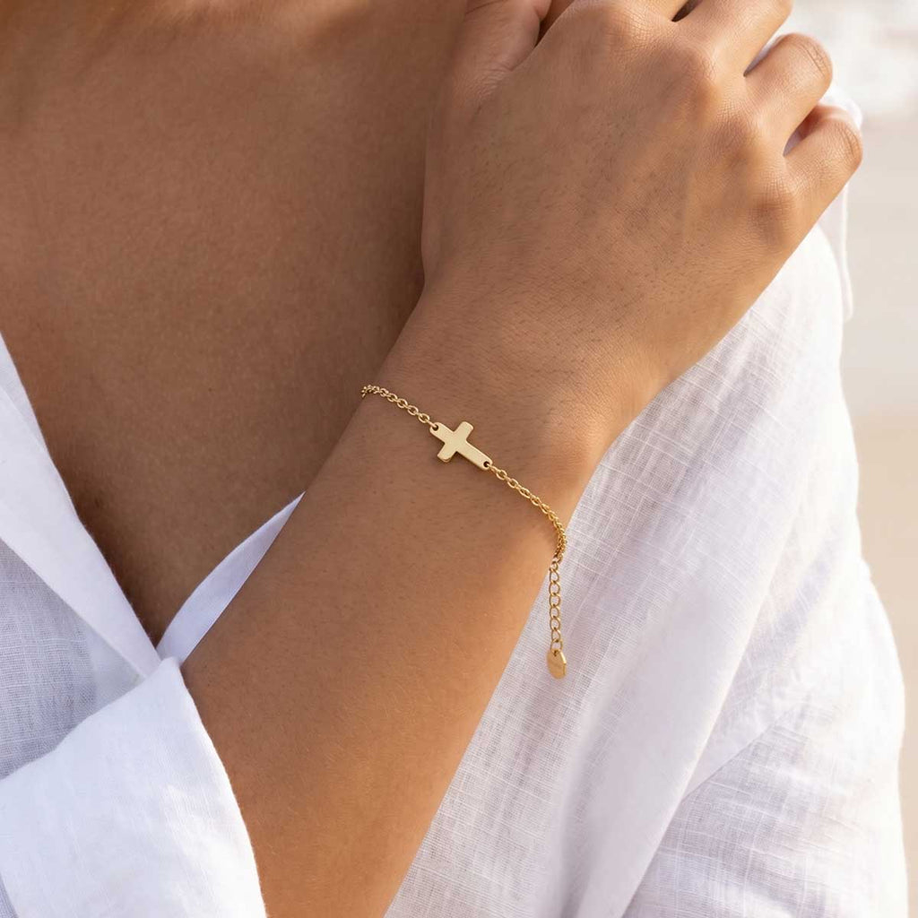 Damen Kreuz Armband Armkette am Handgelenk eines Models getragen.