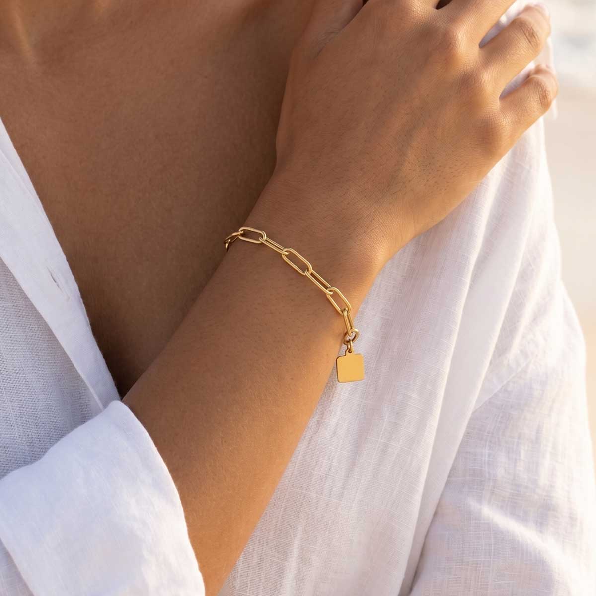Goldfarbenes Damen Armband am Handgelenk eines Models getragen.
