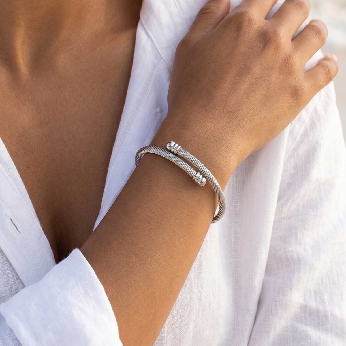 Damen Armreif am Handgelenk eines Models getragen.