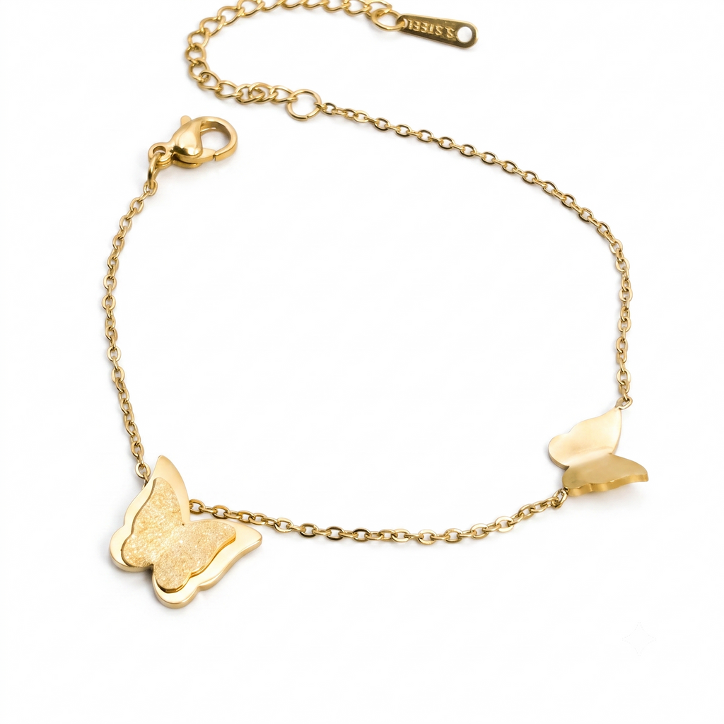 Goldfarbenes Damen-Armband aus Edelstahl mit zwei filigranen Schmetterlings-Anhängern im minimalistischen Look, Hauptfoto