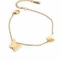 Goldfarbenes Damen-Armband aus Edelstahl mit zwei filigranen Schmetterlings-Anhängern im minimalistischen Look, Hauptfoto
