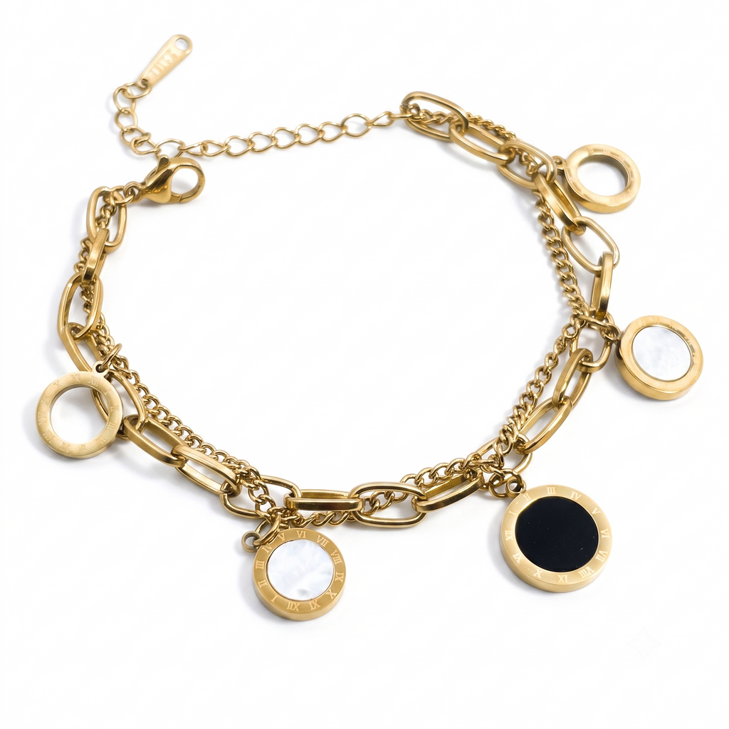 Damen-Armband aus Edelstahl im mehrlagigen Design mit runden Anhängern in kontrastierender schwarzer und goldfarbener Optik, Hauptfoto.