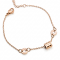 Rosegoldfarbenes Damen-Armband aus Edelstahl mit kleinen Logoringen und einem strukturierten, kleinen Zylinder-Element, Hauptfoto