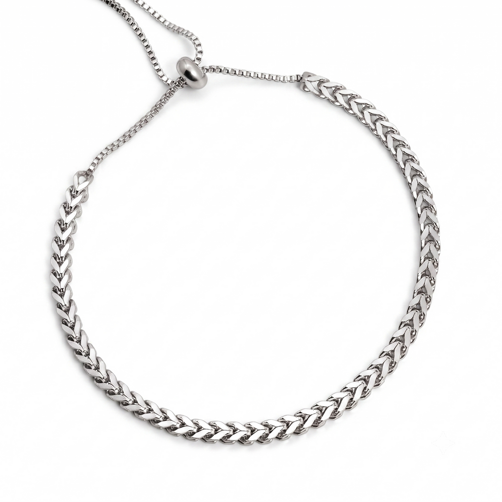 Silberfarbenes Edelstahl-Armband für Damen im markanten Fischgräten-Design mit einem praktischen, flexiblen Zugverschluss, Hauptfoto