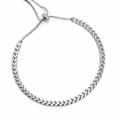 Silberfarbenes Edelstahl-Armband für Damen im markanten Fischgräten-Design mit einem praktischen, flexiblen Zugverschluss, Hauptfoto