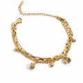 Goldfarbenes Damen-Armband aus Edelstahl im mehrlagigen Glieder-Design mit kleinen Würfel- und Kugel-Anhängern, Hauptfoto