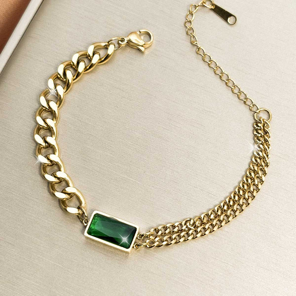 Goldfarbenes Damen-Armband aus Edelstahl, kombiniert aus Panzerkette und feiner Gliederkette mit einem rechteckigen, grünen Schmuckstein, Produktfoto
