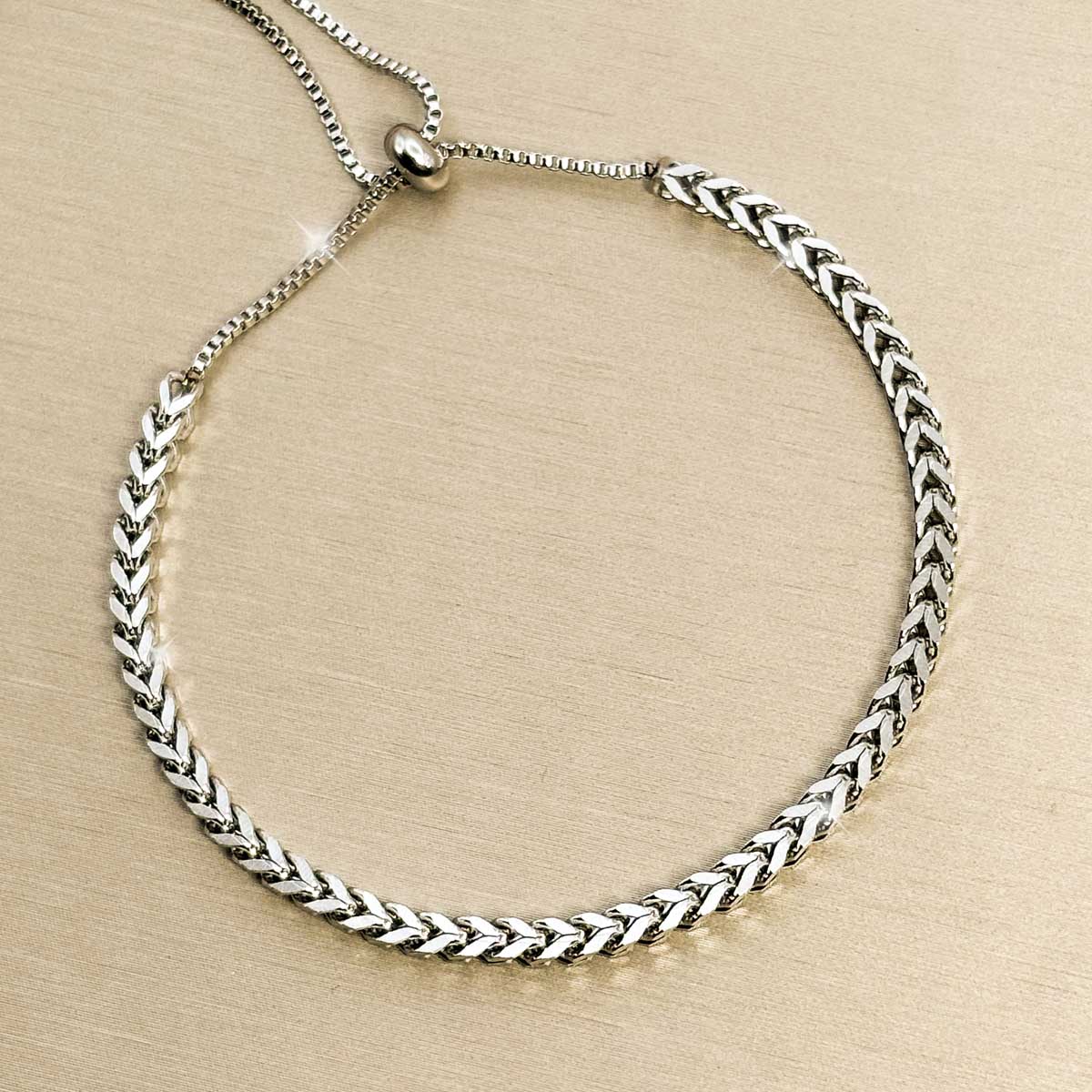 Silberfarbenes Flechtoptik Armband