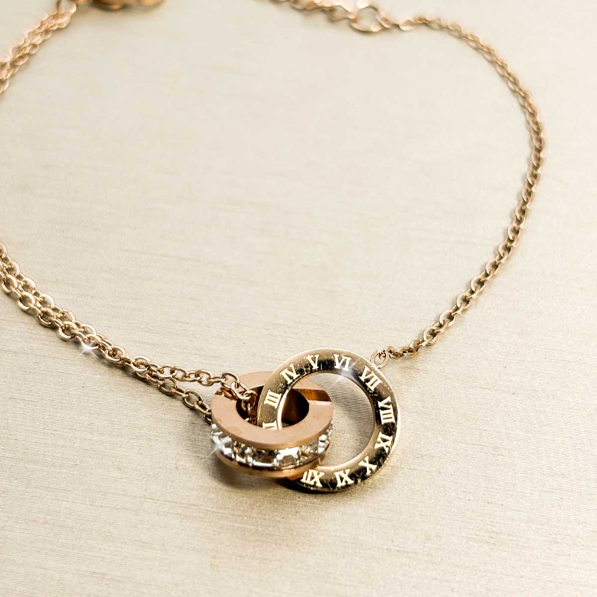 Rosegoldfarbenes Damen-Armband aus Edelstahl im minimalistischen, glatten Schlangenketten-Design mit praktischem Zugverschluss, Produktfoto.