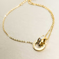 Goldfarbenes Damen-Armband aus Edelstahl im minimalistischen, glatten Schlangenketten-Design mit praktischem Zugverschluss, Produktfoto.