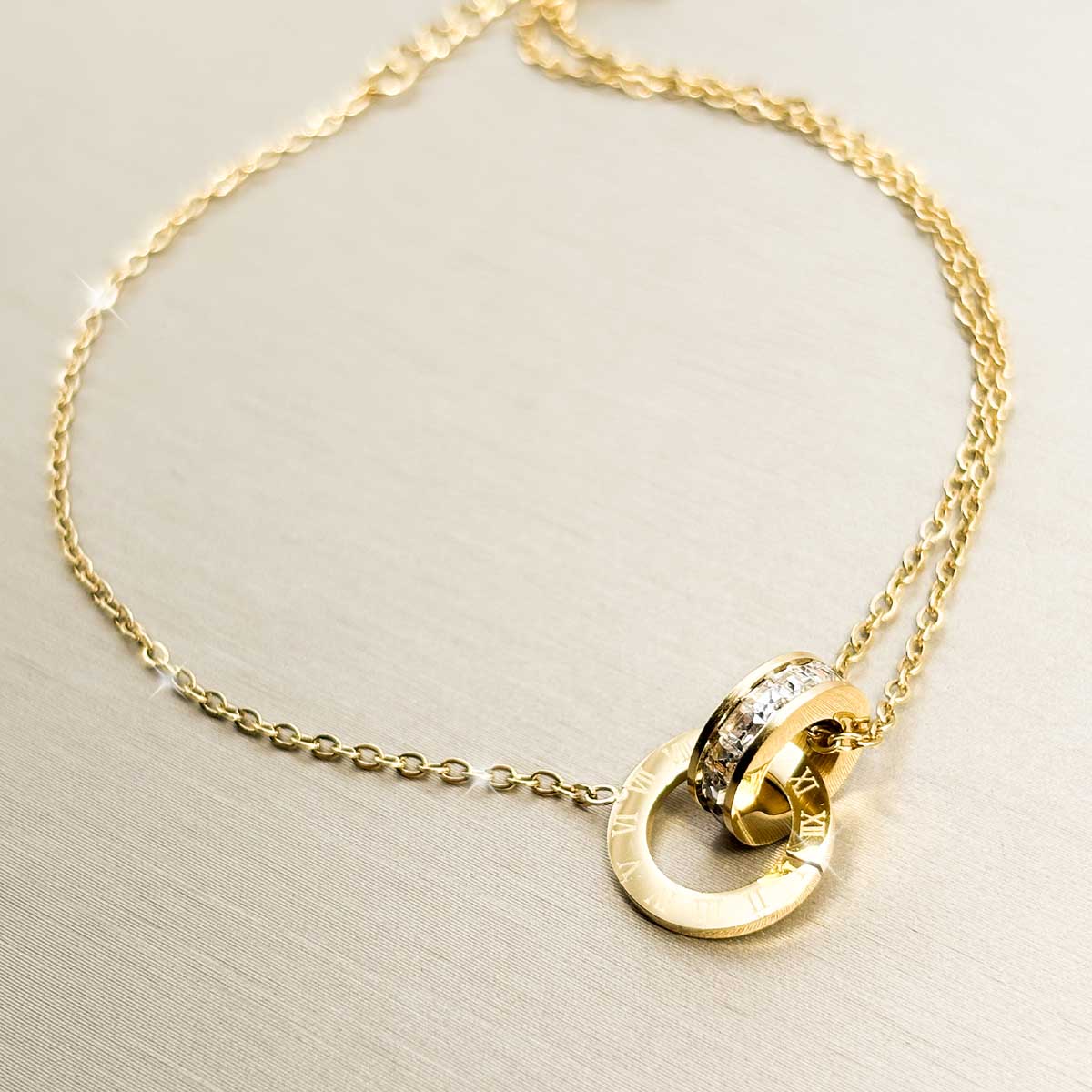 Goldfarbenes Damen-Armband aus Edelstahl im minimalistischen, glatten Schlangenketten-Design mit praktischem Zugverschluss, Produktfoto.