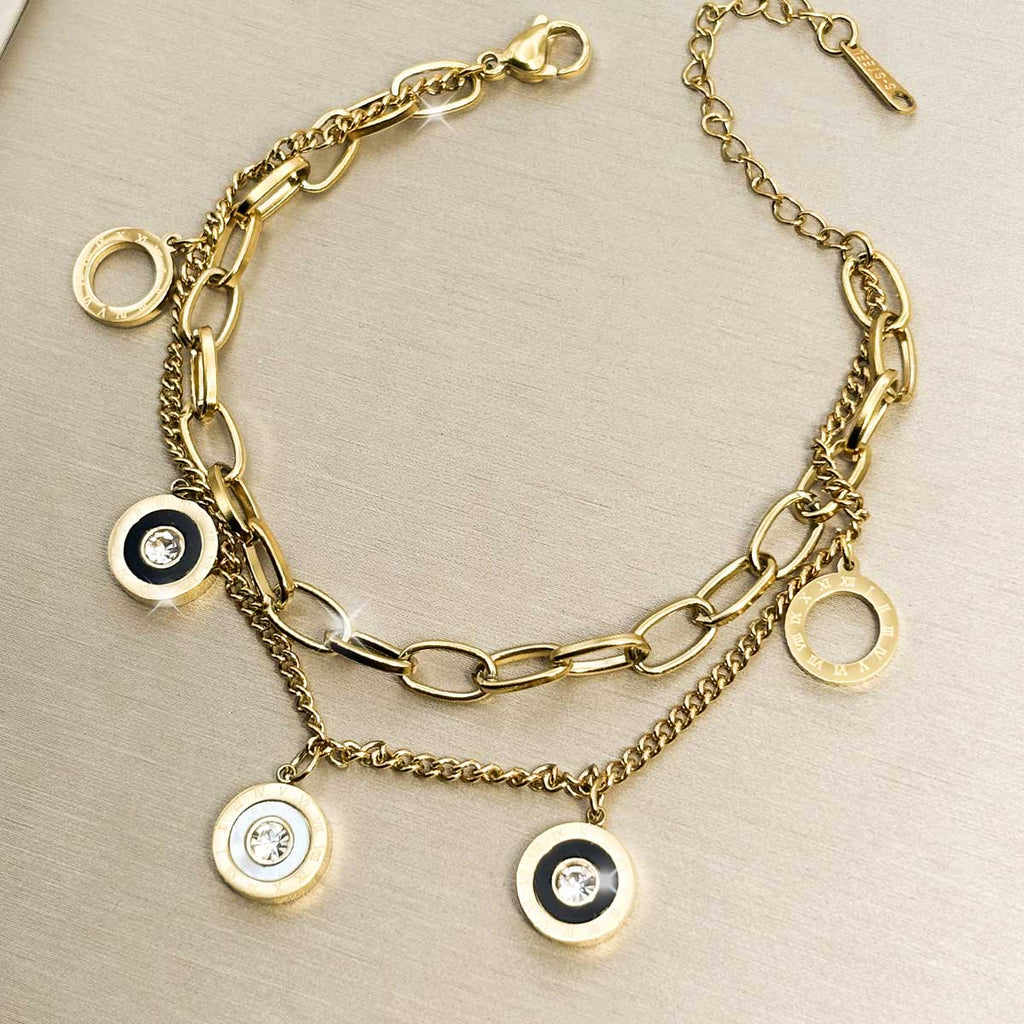 Goldfarbenes Damen-Armband aus Edelstahl im mehrreihigen Design mit glänzenden, runden Münz- und Ring-Anhängern, Produktfoto