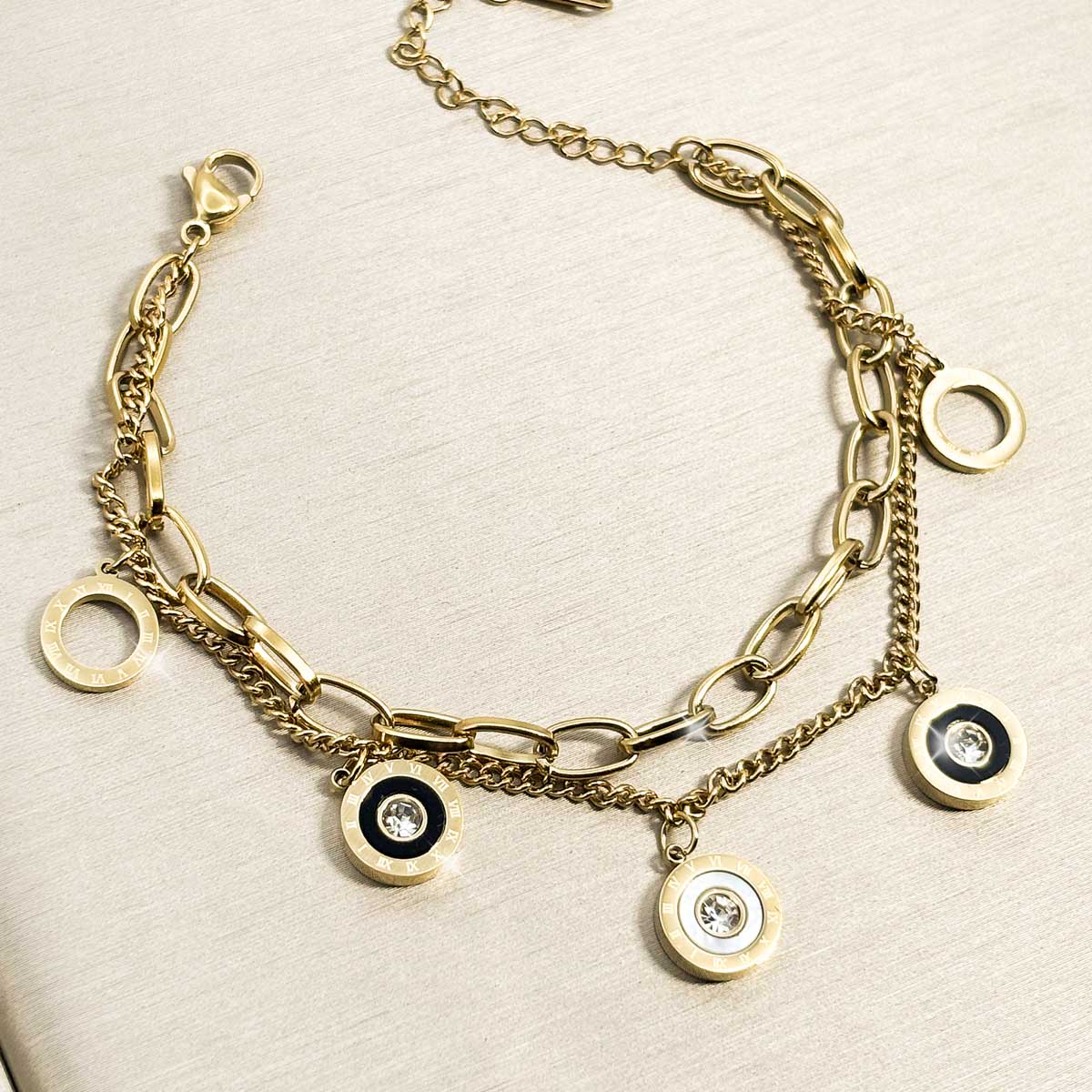 Goldfarbenes Charm Armband