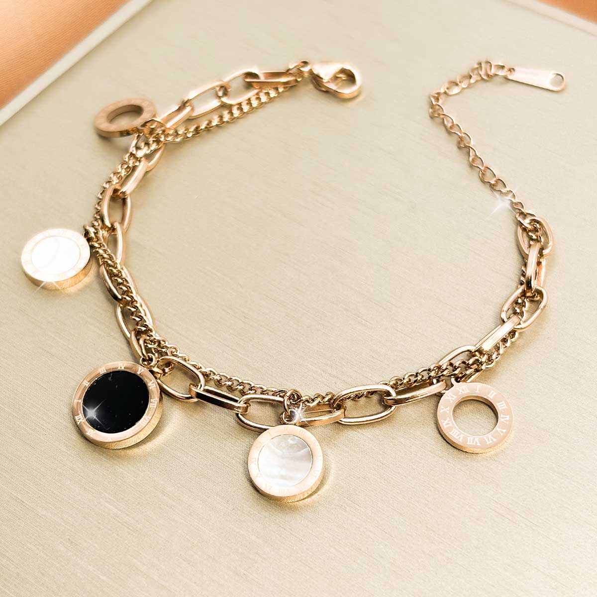 Rosegoldfarbenes Charm Armband
