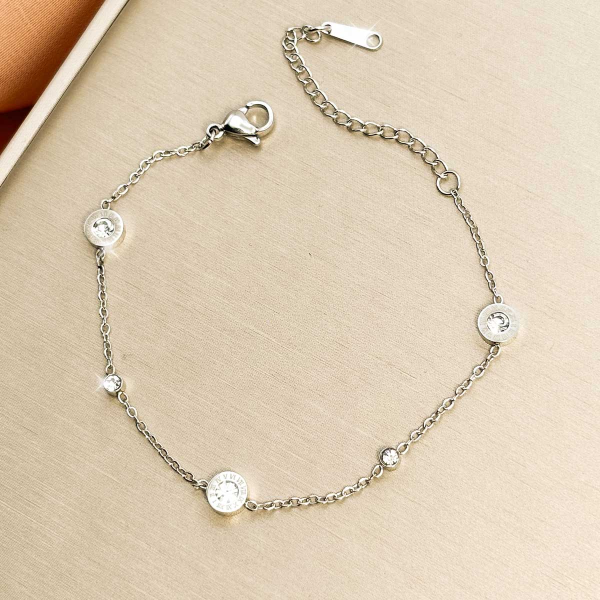 Silberfarbenes Damen-Armband aus Edelstahl aus feiner Kette mit dezent verteilten, rund gefassten Zirkonia-Steinen, Produktfoto