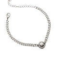 Silberfarbenes Edelstahl-Armband für Damen mit Panzerketten-Struktur und zentraler Metallkugel, Hauptfoto