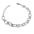 Silberfarbenes Edelstahl-Armband für Damen mit gemusterten, ineinander verschlungenen Gliedern, Hauptfoto