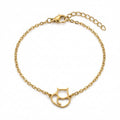 Kreatives goldfarbenes Edelstahl-Armband für Damen mit einem filigranen Katzen-Anhänger, Hauptfoto.