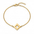 Goldfarbenes Damen-Armband aus Edelstahl mit einem ausgestanzten, geometrischen Rauten-Element, Hauptfoto