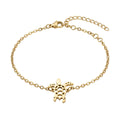 Goldfarbenes Damen-Armband aus Edelstahl mit einem detailreichen Meeresschildkröten-Anhänger, Hauptfoto.