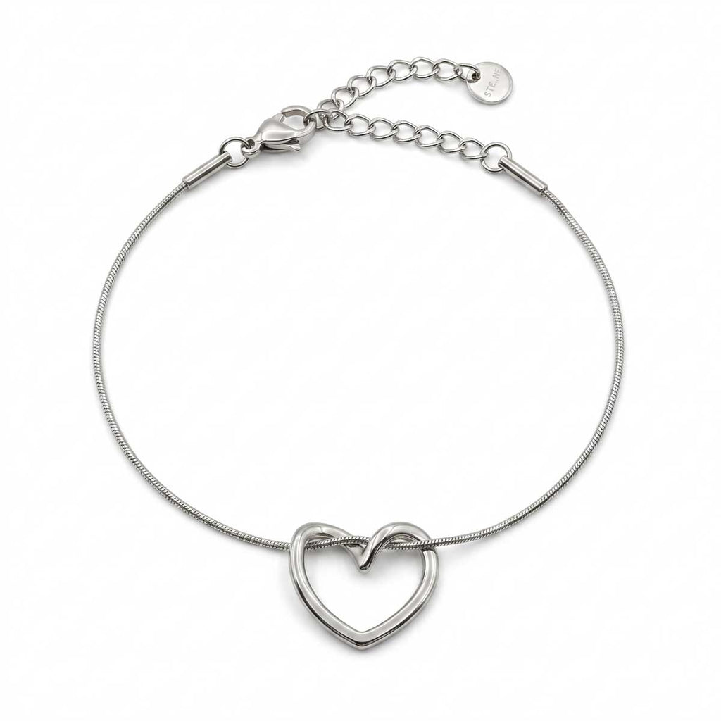 Silberfarbenes Damen-Armband aus Edelstahl mit einem elegant geschwungenen Herz-Anhänger, Produktfoto