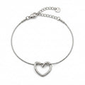 Silberfarbenes Damen-Armband aus Edelstahl mit einem elegant geschwungenen Herz-Anhänger, Produktfoto