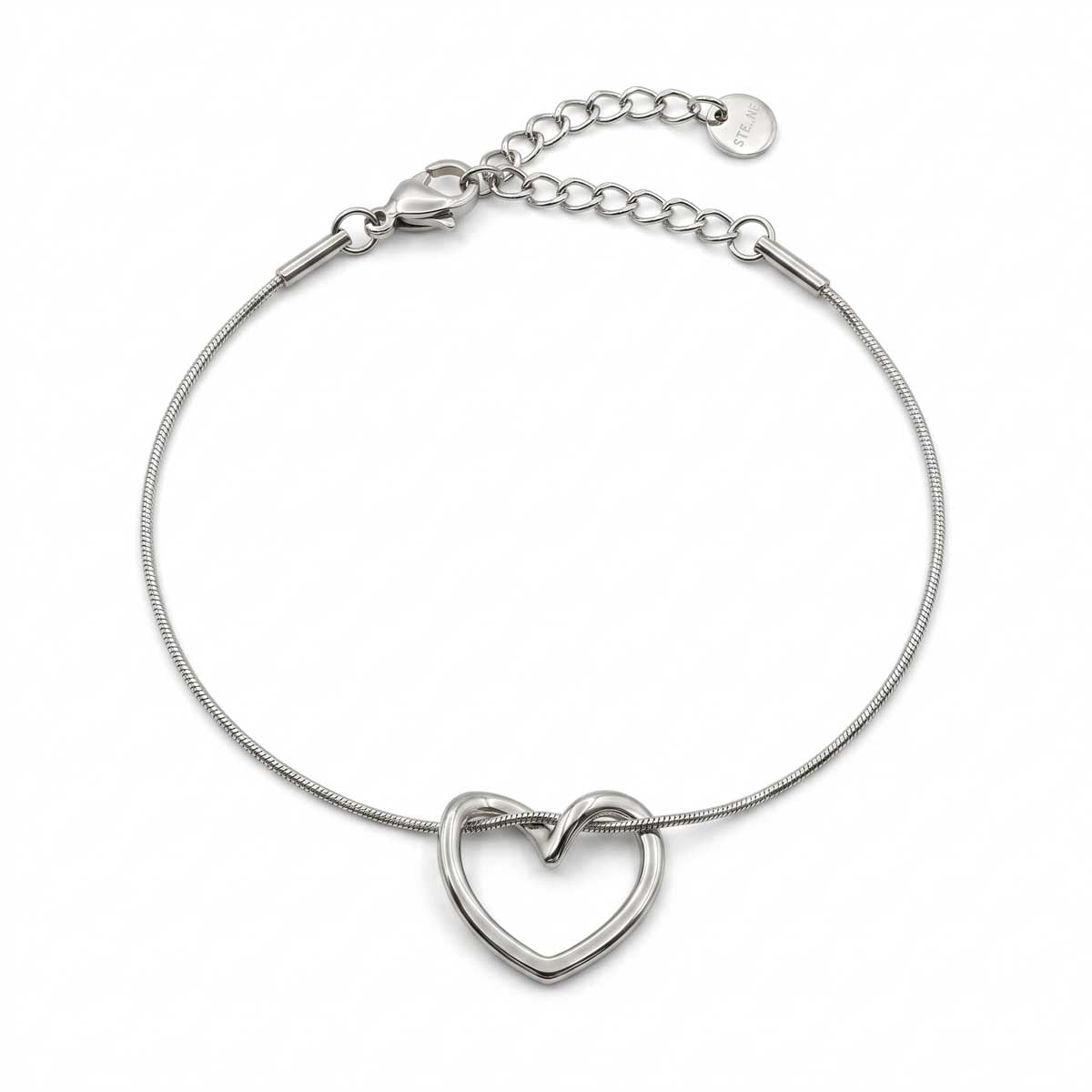 Silberfarbenes Damen-Armband aus Edelstahl mit einem elegant geschwungenen Herz-Anhänger, Produktfoto