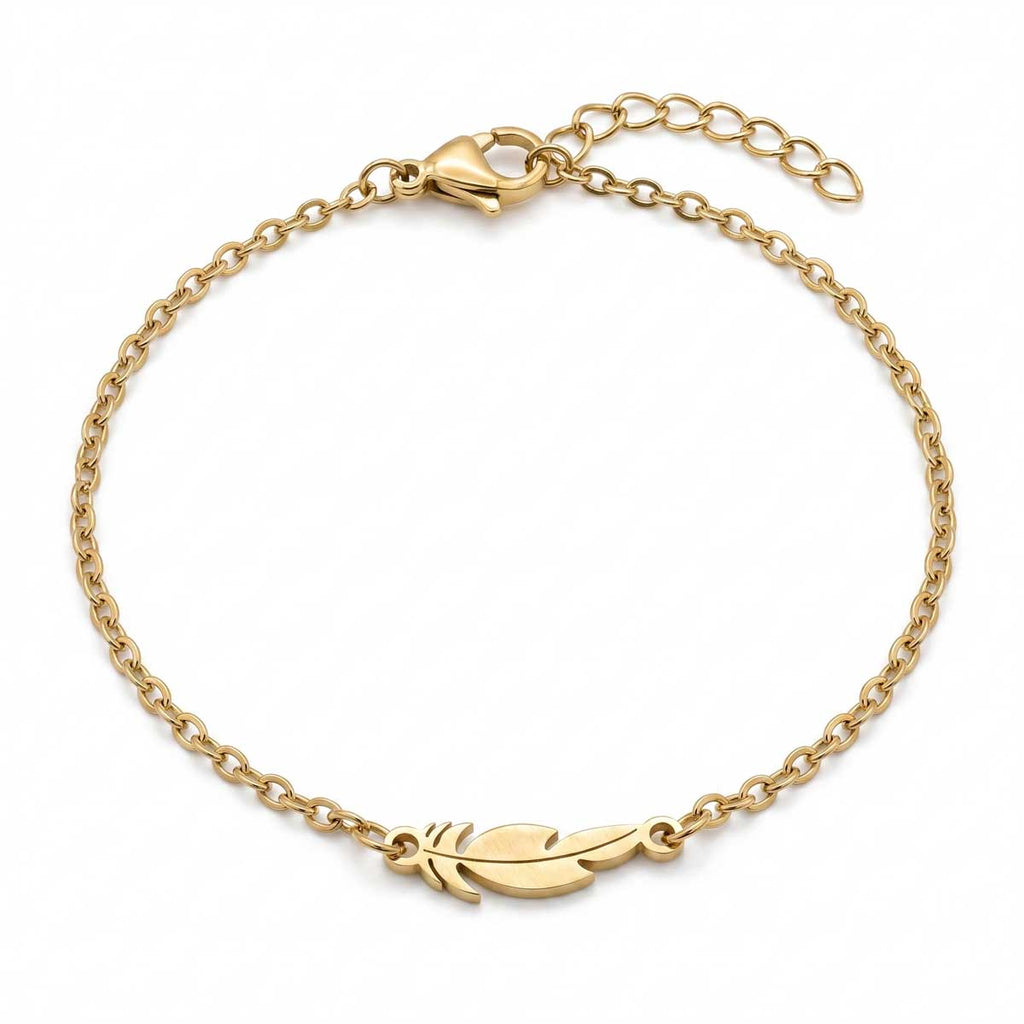 Filigranes goldfarbenes Edelstahl-Armband für Damen mit einer elegant geschwungenen Feder, Hauptfoto
