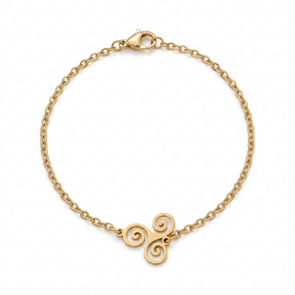 Goldfarbenes Edelstahl-Armband für Damen mit einer symbolischen keltischen Dreifachspirale, Hauptfoto.
