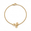 Goldfarbenes Edelstahl-Armband für Damen mit einer symbolischen keltischen Dreifachspirale, Hauptfoto.
