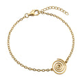 Goldfarbenes Damen-Armband aus Edelstahl mit einem runden, eingravierten Spiral-Anhänger, Hauptfoto
