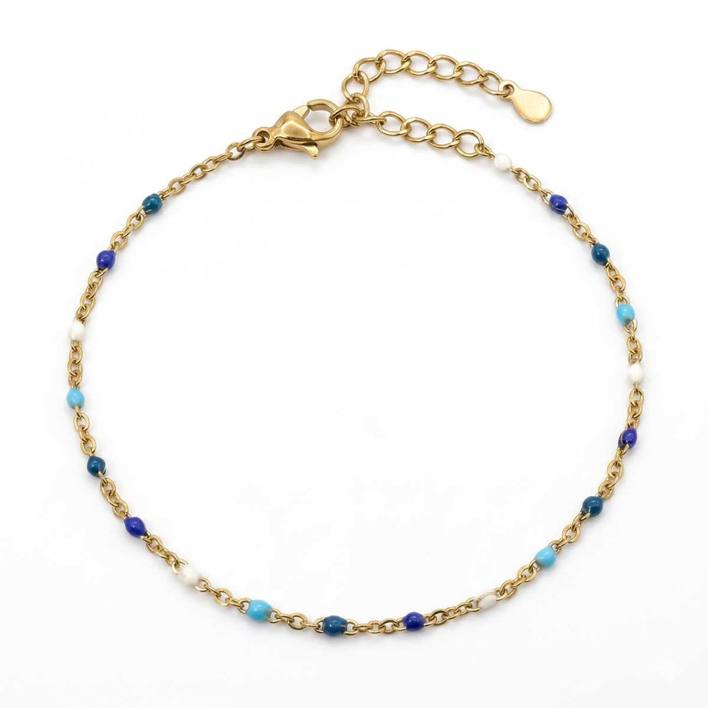 Filigranes goldfarbenes Damen-Armband aus Edelstahl, besetzt mit kleinen blau-weißen Perlen-Akzenten, Hauptfoto
