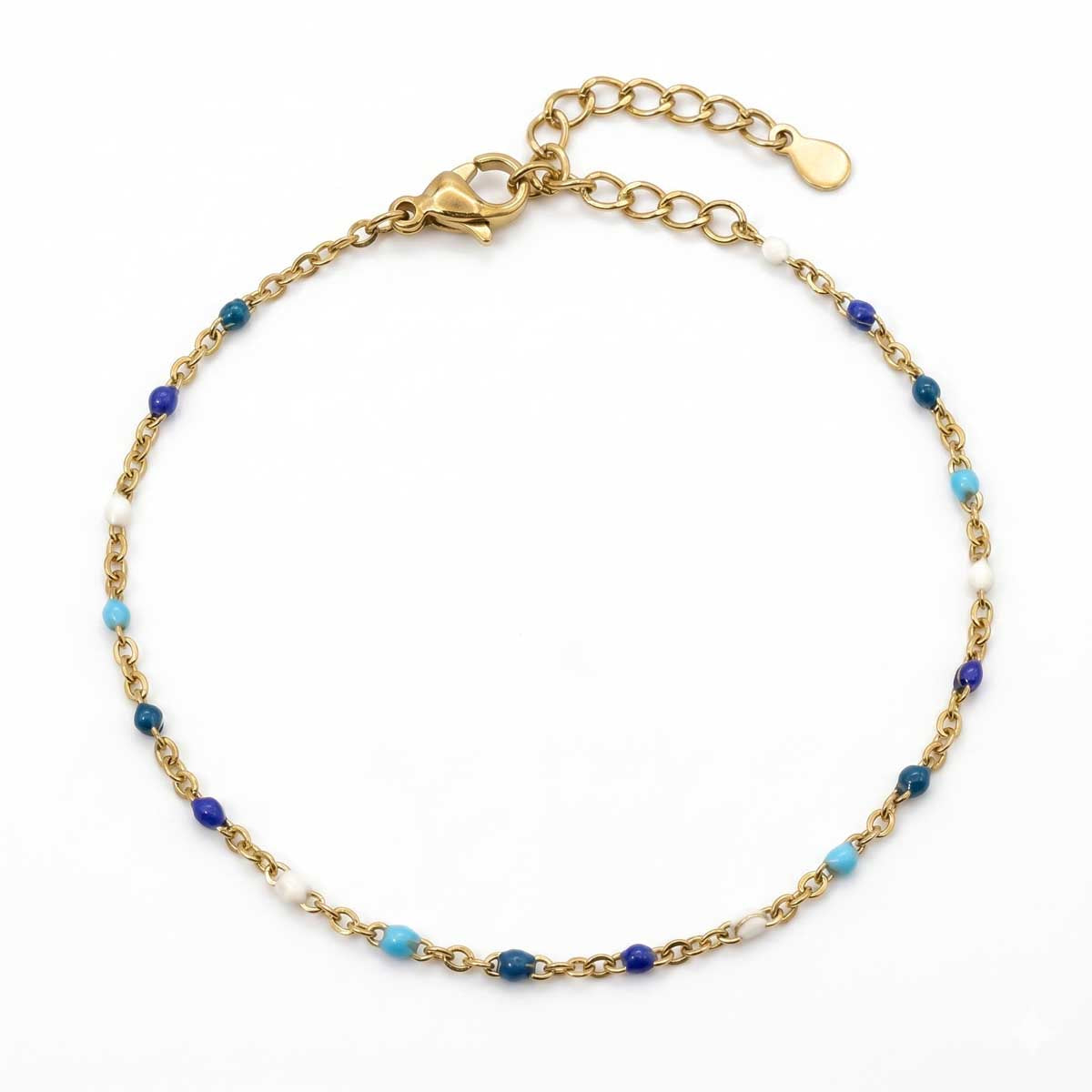 Filigranes goldfarbenes Damen-Armband aus Edelstahl, besetzt mit kleinen blau-weißen Perlen-Akzenten, Hauptfoto