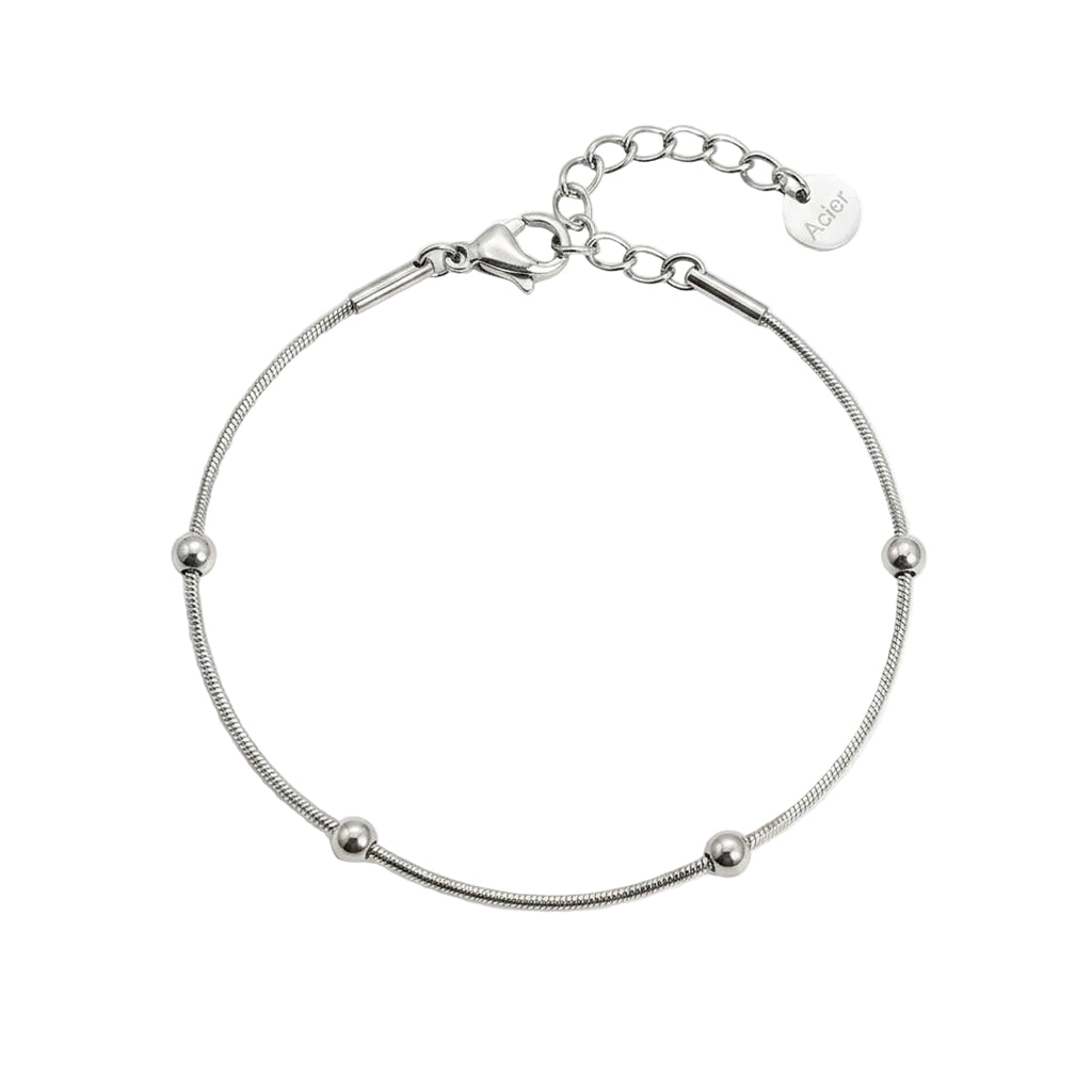 Silberfarbenes Edelstahl-Armband für Damen aus feiner Schlangenkette mit dezent integrierten Metallkugeln, Hauptfoto.