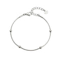 Silberfarbenes Edelstahl-Armband für Damen aus feiner Schlangenkette mit dezent integrierten Metallkugeln, Hauptfoto.