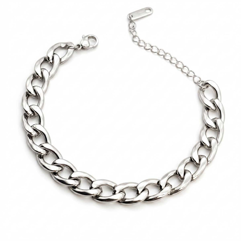 Silberfarbenes Edelstahl-Armband für Damen mit einem kleinen, rund gefassten Zirkonia-Solitär als Zwischenelement, Hauptfoto.