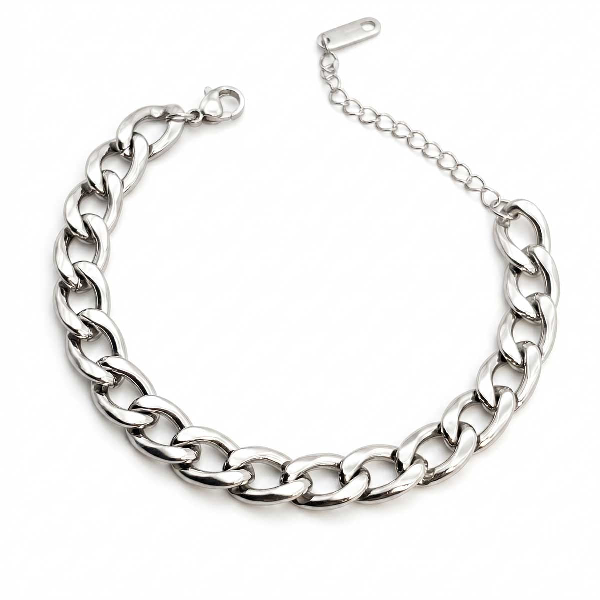 Silberfarbenes Edelstahl-Armband für Damen mit einem kleinen, rund gefassten Zirkonia-Solitär als Zwischenelement, Hauptfoto.