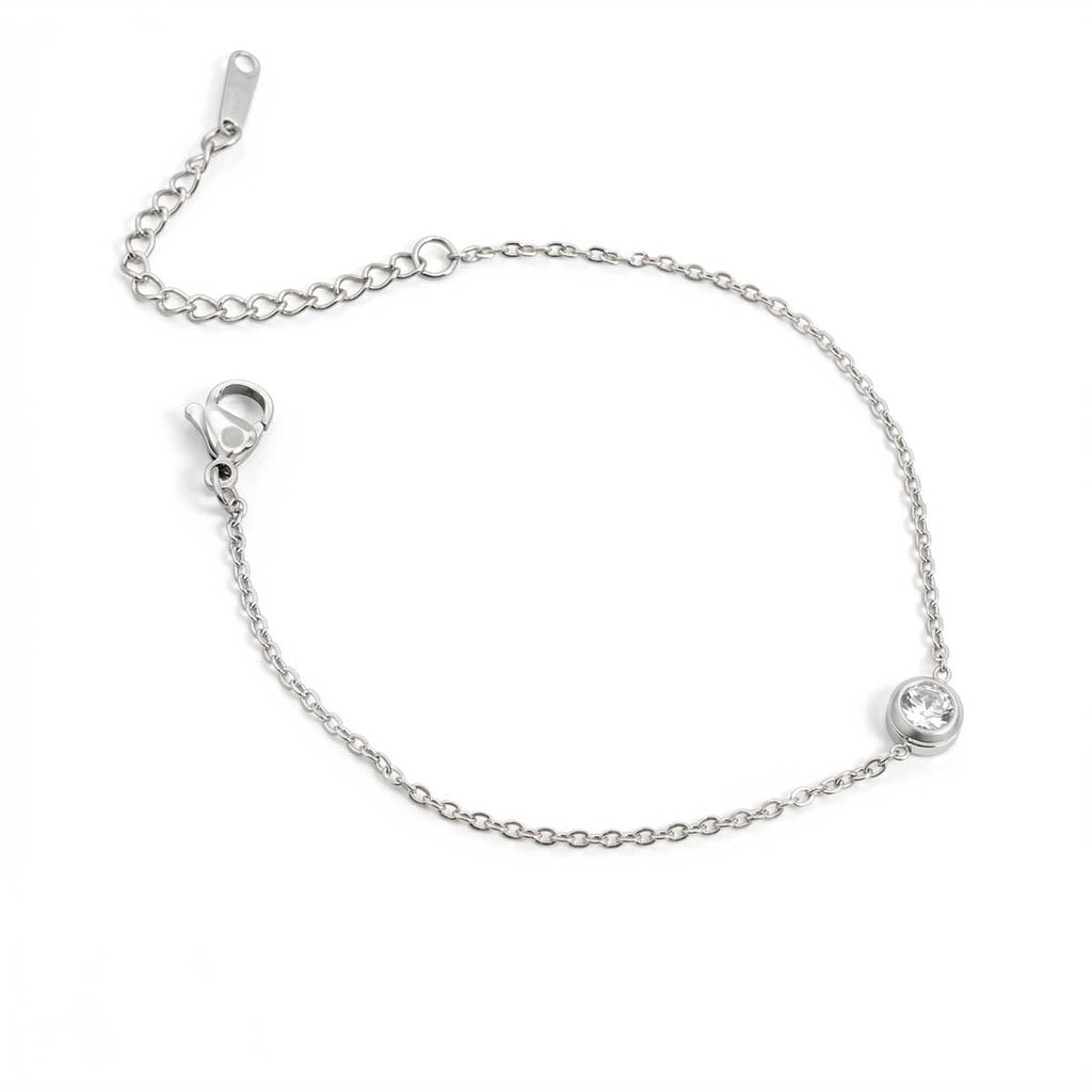 Silberfarbenes Edelstahl-Armband für Damen mit einem kleinen, rund gefassten Zirkonia-Solitär als Zwischenelement, Hauptfoto.