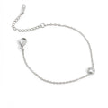 Silberfarbenes Edelstahl-Armband für Damen mit einem kleinen, rund gefassten Zirkonia-Solitär als Zwischenelement, Hauptfoto.